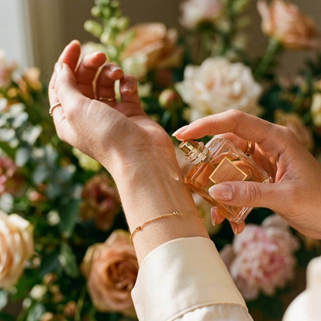 Aplicación de perfume en la muñeca, punto de pulso clave