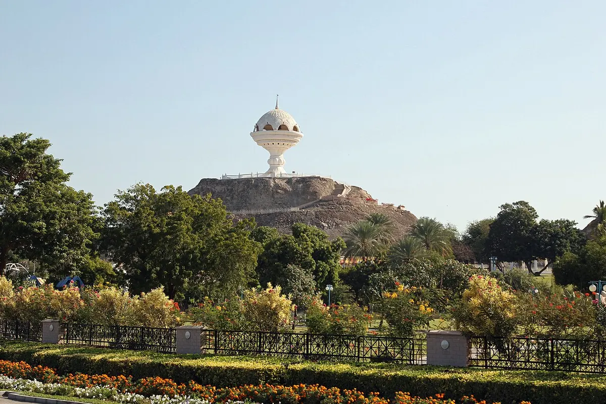 Monumento con forma de quemador de incienso en el parque Riyam de Mascate